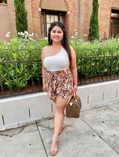 Curvy Confidence: Nude Photography Tips.